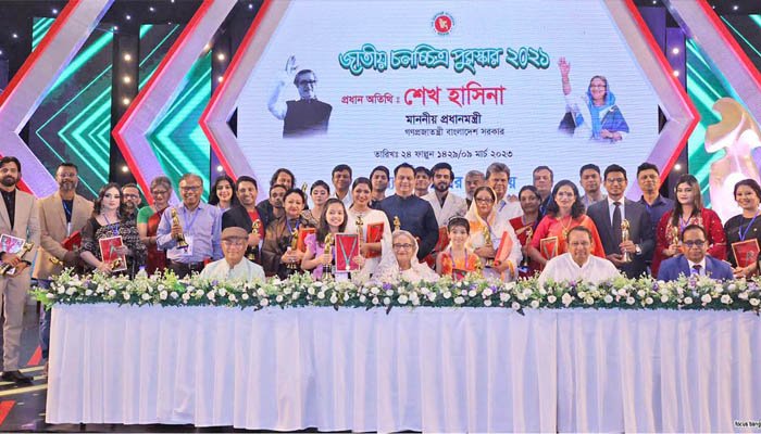 জাতীয় চলচ্চিত্র পুরস্কার ২০২১ প্রদান করলেন প্রধানমন্ত্রী শেখ হাসিনা