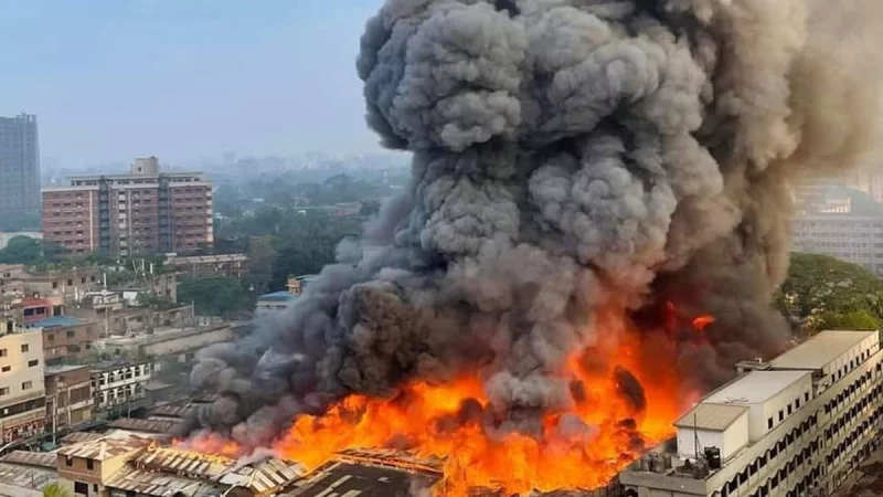 বঙ্গবাজারের আগুন নিয়ন্ত্রণে আসতে সাড়ে ৬ ঘণ্টা লাগে