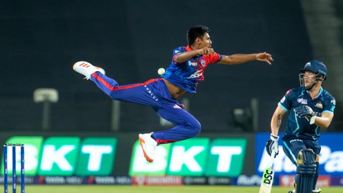 ডেথ ওভারে সাথে ছিটকে গেছে মুস্তাফিজ