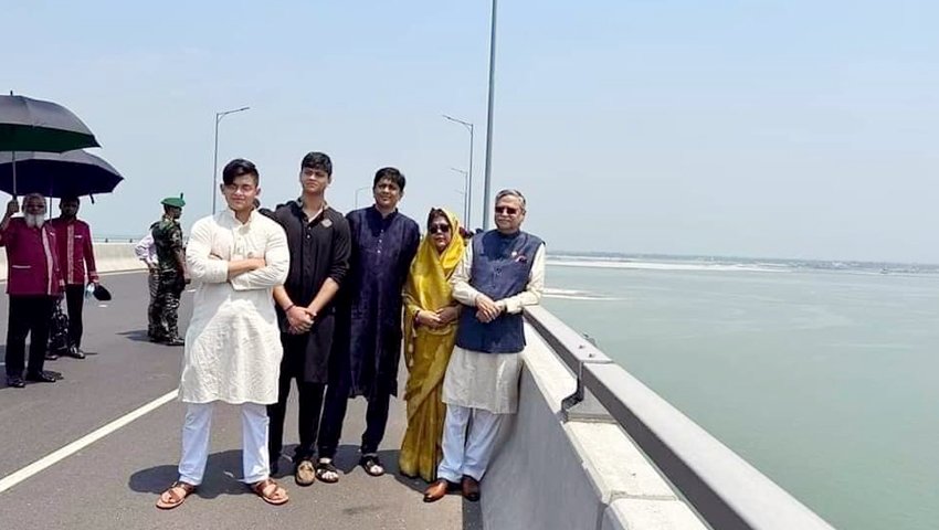 রাষ্ট্রপতি সাহাবুদ্দিন ছবি তুললেন পদ্মা সেতুতে দাঁড়িয়ে