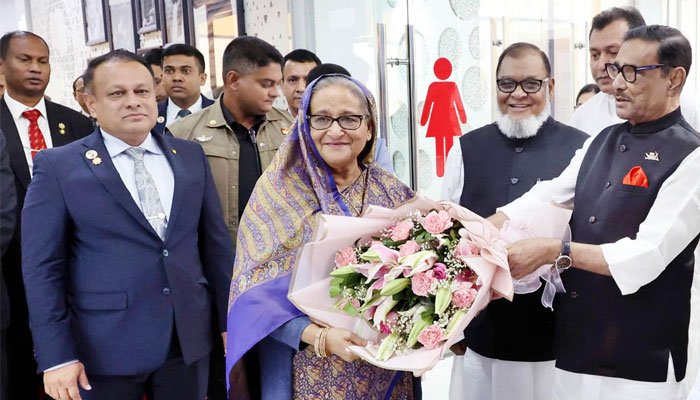 দেশে ফিরেছেন প্রধানমন্ত্রী