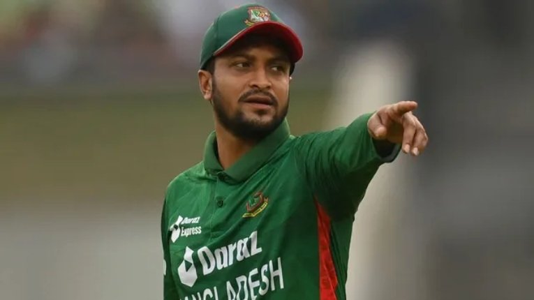 মাস সেরার আইসিসির পুরস্কার হাতে পেলেন সাকিব