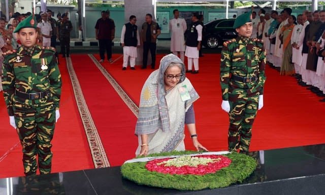 ঐতিহাসিক ছয় দফা দিবস উপলক্ষে বঙ্গবন্ধুর প্রতিকৃতিতে প্রধানমন্ত্রীর শ্রদ্ধা