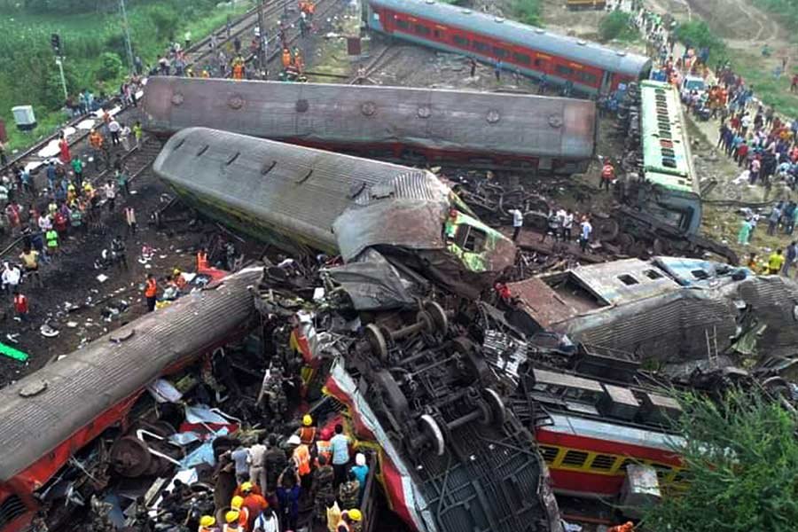 ভারতে ভয়াবহ ট্রেন দুর্ঘটনায় নিহত ২৮৮ জন