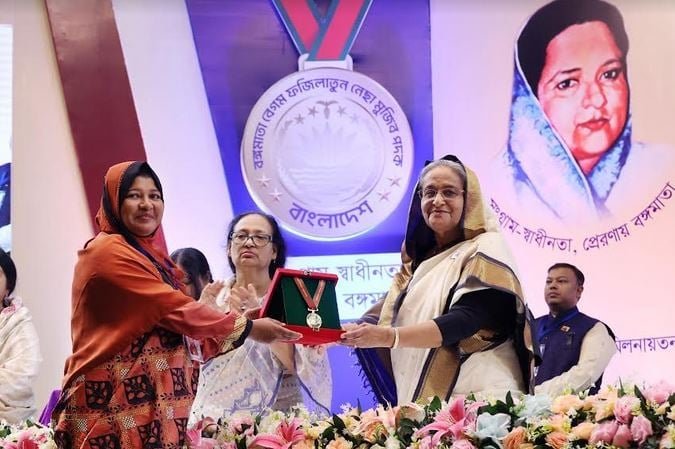 বঙ্গমাতা পদক প্রদান করলেন প্রধানমন্ত্রী - জাতীয় - ৮ আগস্ট ২০২৩