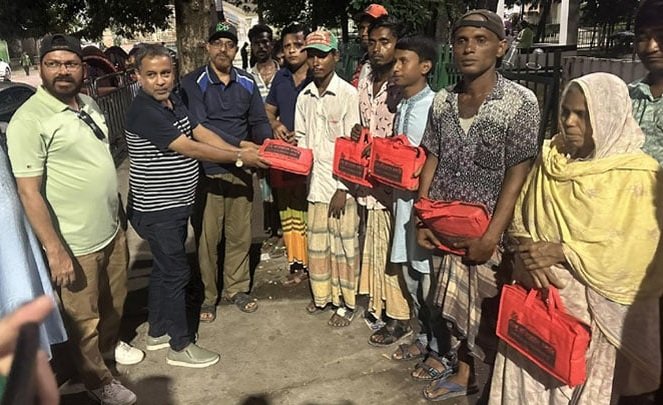 ডেঙ্গু প্রতিরোধে ‘সারাবাংলা-৮৮ ফাউন্ডেশনে’র মশারি বিতরণ