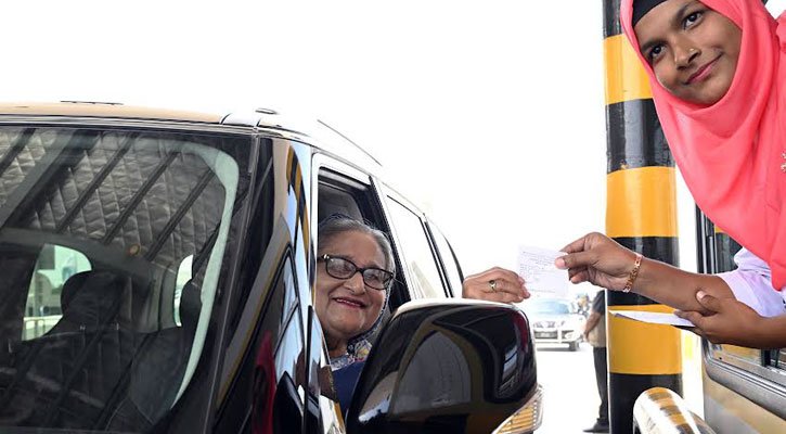 প্রথম ব্যক্তি হিসেবে বঙ্গবন্ধু টানেলে টোল দিলেন প্রধানমন্ত্রী