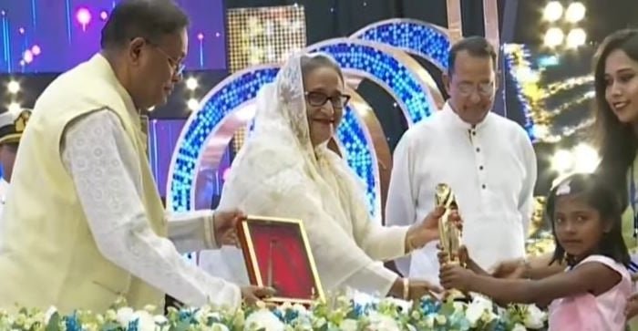 জাতীয় চলচ্চিত্র পুরস্কার প্রদান করলেন প্রধানমন্ত্রী