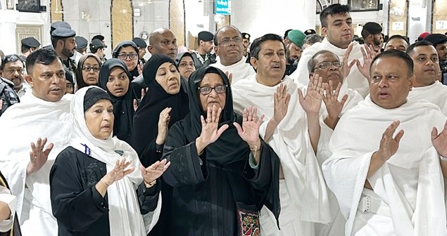 প্রধানমন্ত্রী ওমরাহ পালন করলেন
