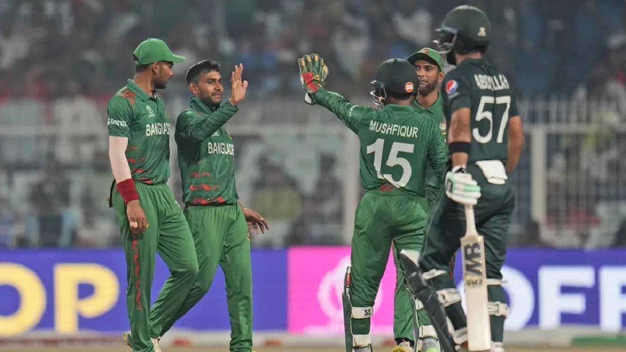 বাংলাদেশকে হারিয়ে সেমির দৌড়ে টিকে থাকলো পাকিস্তান