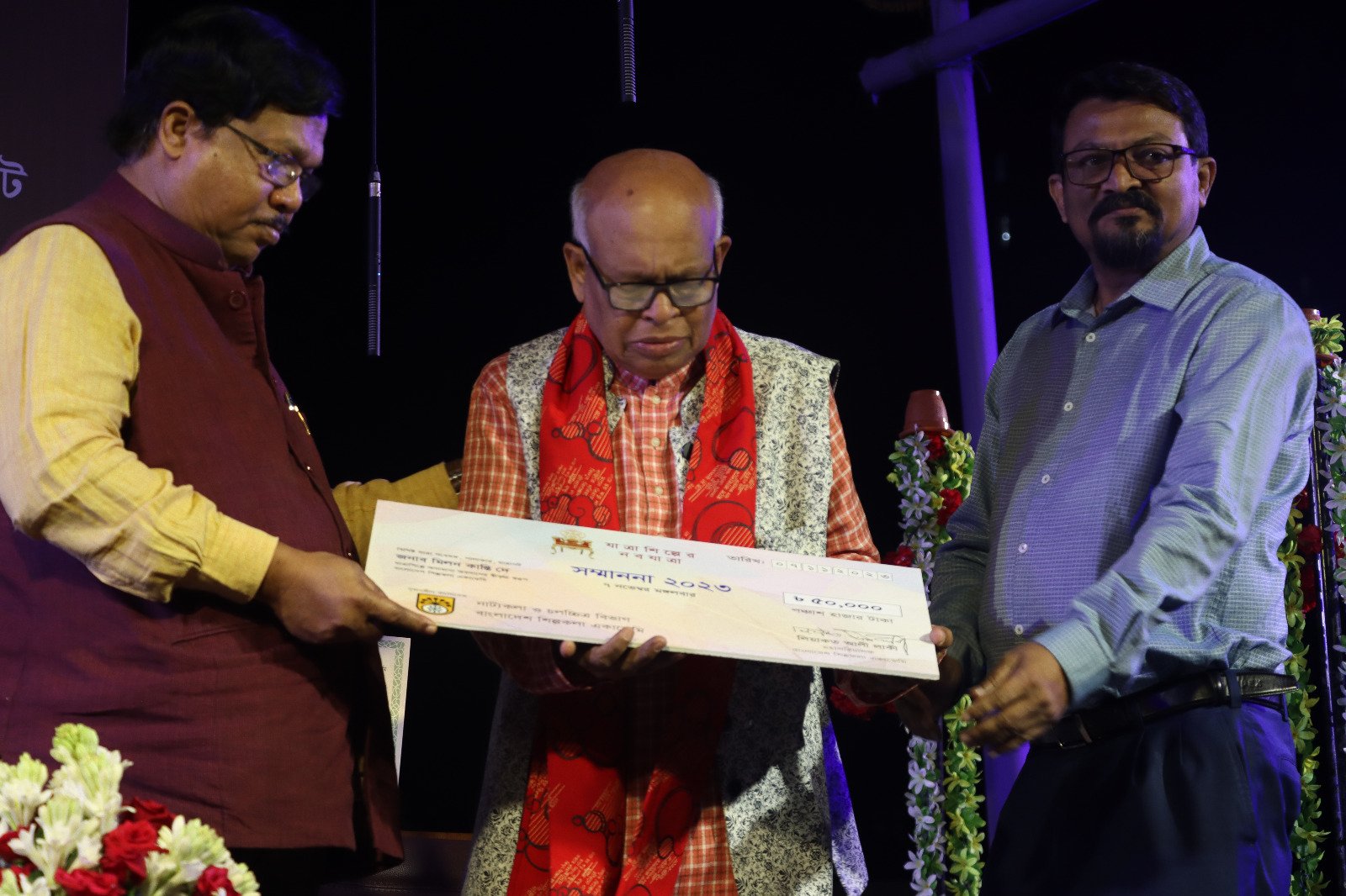 বাংলাদেশ শিল্পকলা একাডেমির যাত্রাশিল্পী সম্মাননা পেলেন মিলন কান্তি দে