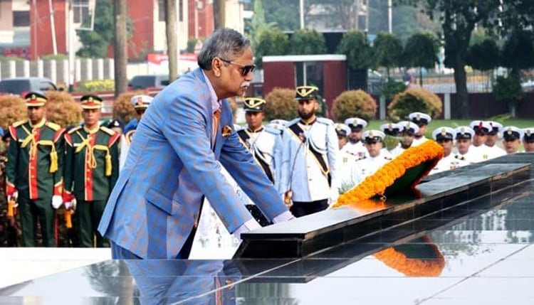 সশস্ত্র বাহিনী দিবসে শিখা অনির্বাণে রাষ্ট্রপতির  শ্রদ্ধা