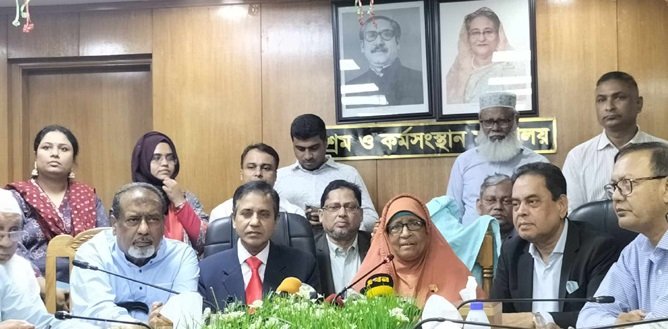 পোশাক শ্রমিকদের ন্যূনতম মজুরি সাড়ে ১২ হাজার টাকা