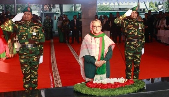 ৫৩তম বিজয় দিবসে বঙ্গবন্ধুর প্রতিকৃতিকে প্রধানমন্ত্রীর শ্রদ্ধা