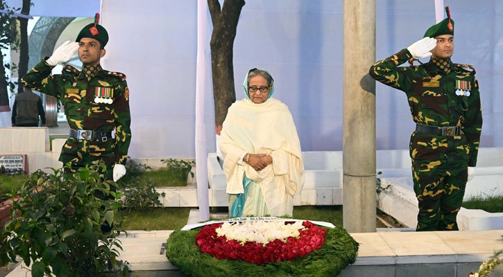 ধানমন্ডিতে বঙ্গবন্ধু ও বনানীতে বঙ্গমাতার প্রতি শেখ হাসিনার শ্রদ্ধা