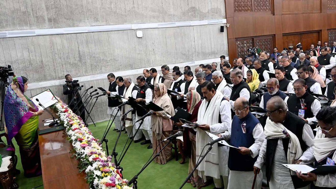 শপথ নিয়েছেন দ্বাদশ জাতীয় সংসদের নবনির্বাচিত এমপিরা