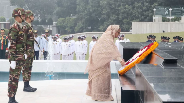 শিখা অনির্বাণে বীর শহীদদের স্মৃতির প্রতি প্রধানমন্ত্রীর শ্রদ্ধা