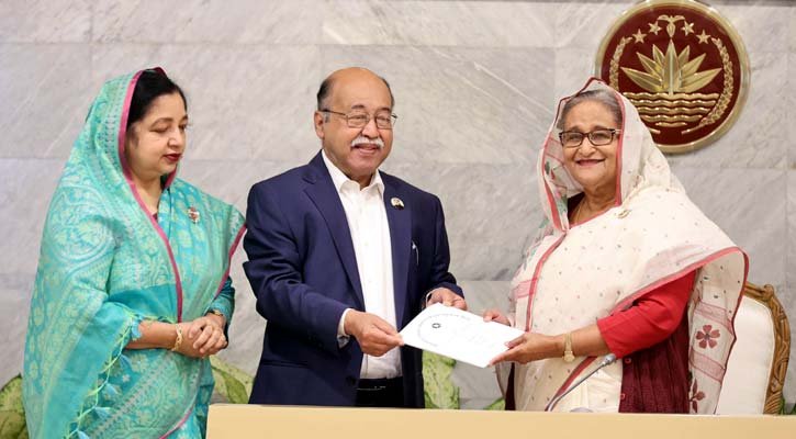 টাঙ্গাইল শাড়ির জিআই সনদ প্রধানমন্ত্রীর কাছে হস্তান্তর