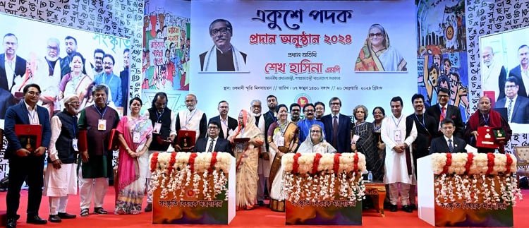 প্রধানমন্ত্রী ২১ বিশিষ্ট ব্যক্তির হাতে একুশে পদক তুলে দিলেন