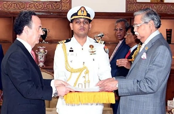 রাষ্ট্রপতির কাছে স্পেনের রাষ্ট্রদূতের পরিচয় পত্র পেশ