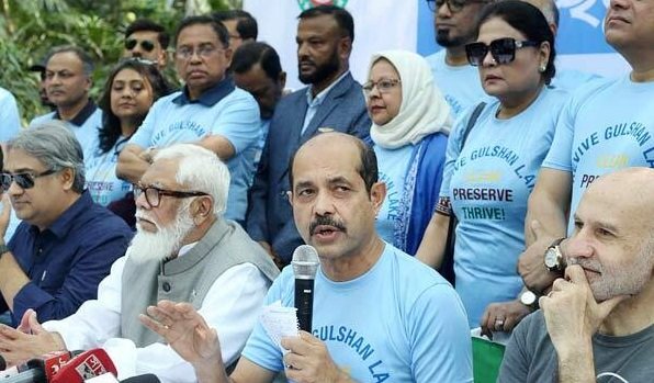 গুলশান লেক পরিষ্কার করছে উত্তর সিটি করপোরেশন