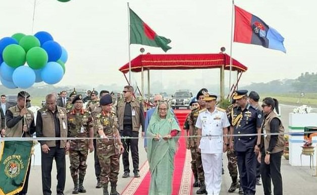 সশস্ত্র বাহিনীর সমরাস্ত্র প্রদর্শনীর উদ্বোধন করলেন প্রধানমন্ত্রী
