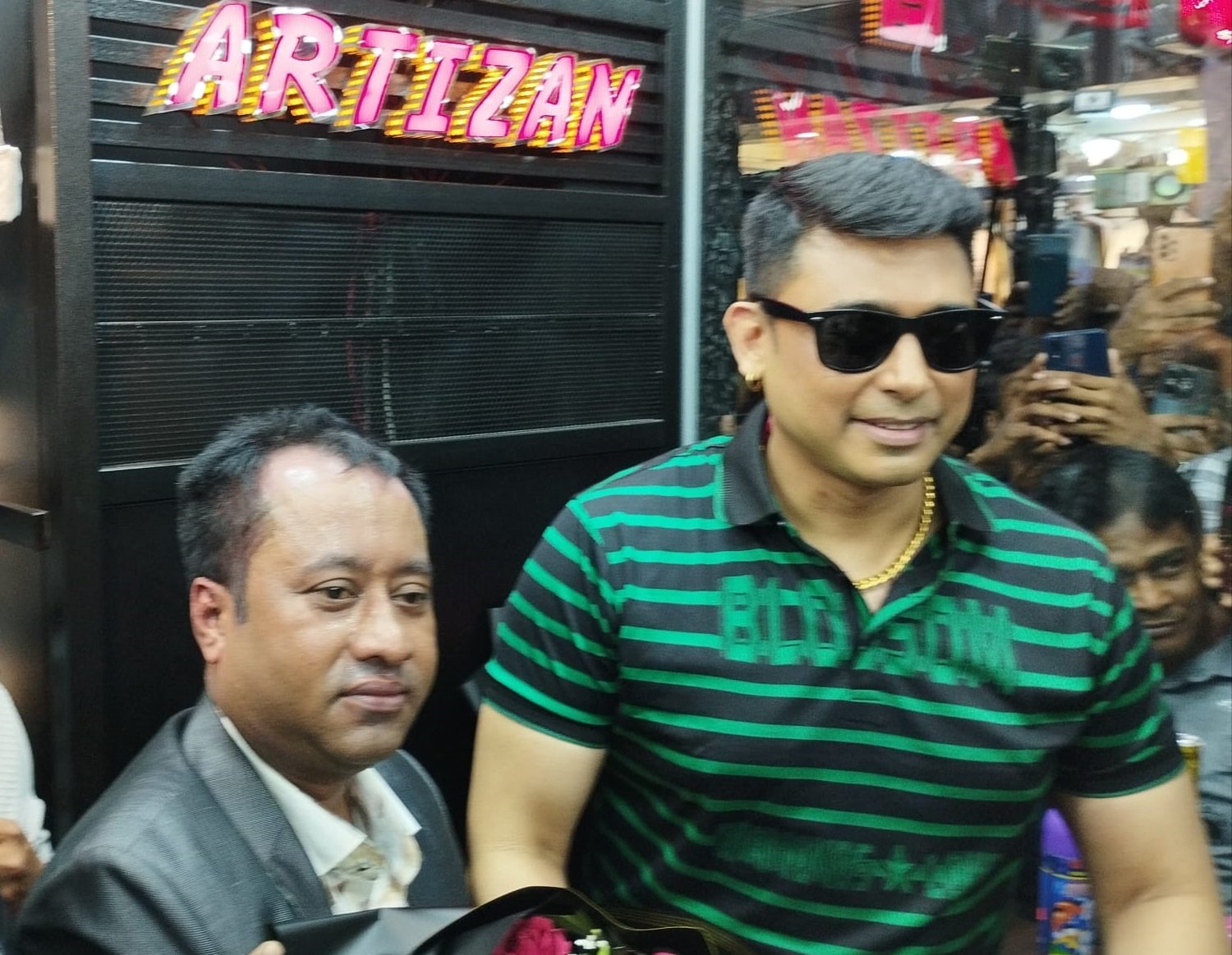 ফ্যাশন ব্র্যান্ড আর্টিজ্যানের আউটলেট উদ্বোধন করলেন জায়েদ খান