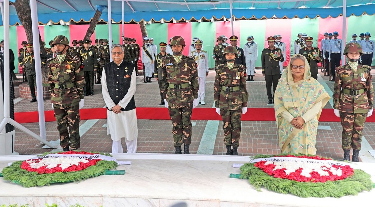 টুঙ্গিপাড়ায় বঙ্গবন্ধুর সমাধিতে রাষ্ট্রপতি ও প্রধানমন্ত্রীর শ্রদ্ধা