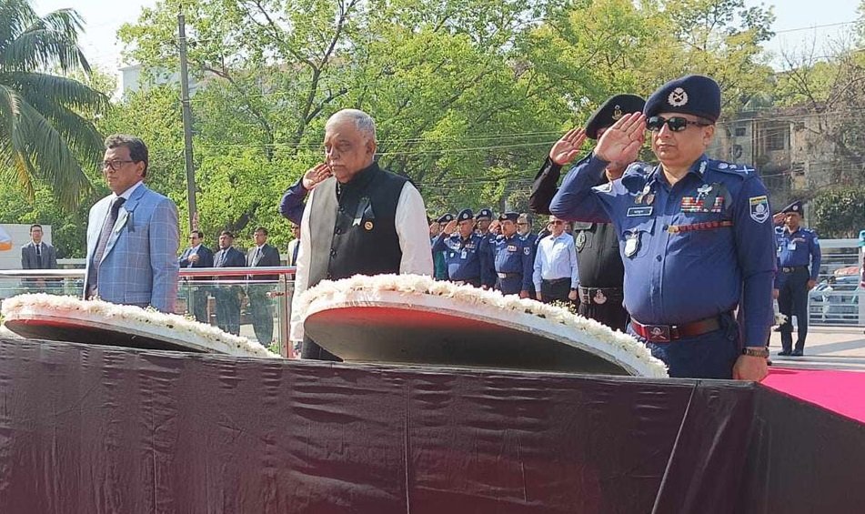 পুলিশ মেমোরিয়াল বেদিতে স্বরাষ্ট্রমন্ত্রী ও আইজিপির শ্রদ্ধা