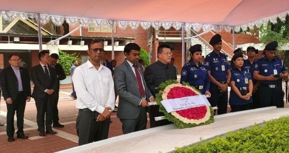 টুঙ্গিপাড়ায় জাতির পিতার সমাধিতে চীনের রাষ্ট্রদূতের শ্রদ্ধা