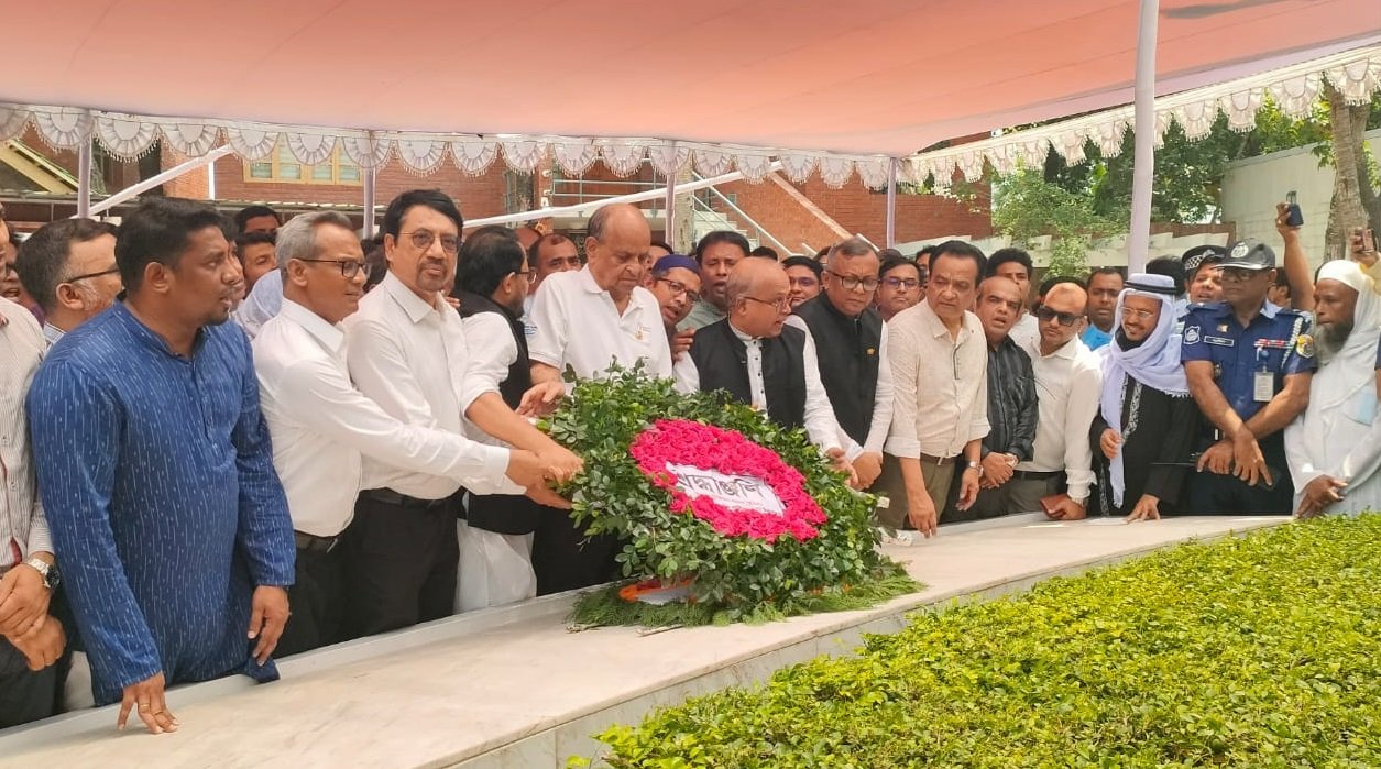 টুঙ্গিপাড়ায় বঙ্গবন্ধুর সমাধিতে স্বাস্থ্যমন্ত্রীর শ্রদ্ধা