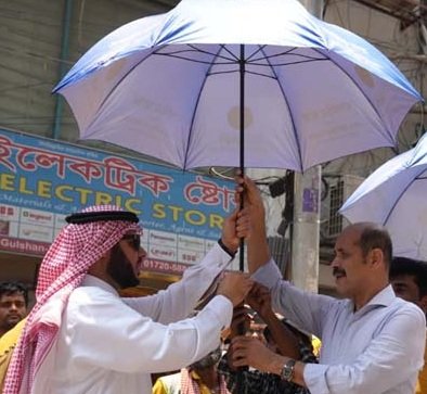 রিকশা চালকদের ৩৩ হাজার ছাতা বিতরণ করলেন মেয়র আতিক