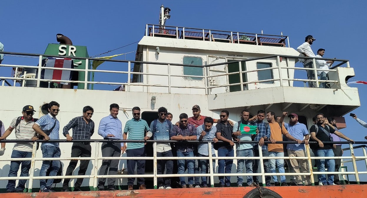 এমভি আব্দুল্লাহর ২৩ নাবিক ফিরেছেন স্বজনদের কাছে