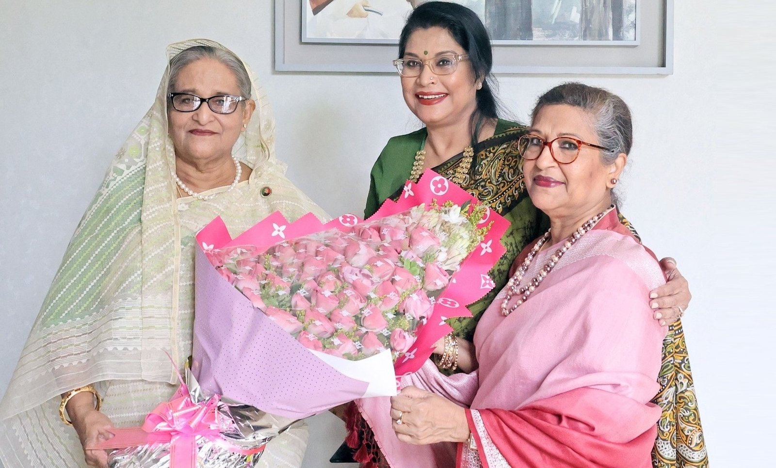 প্রধানমন্ত্রীর সঙ্গে দেখা করলেন রবীন্দ্রসংগীত শিল্পী বন্যা