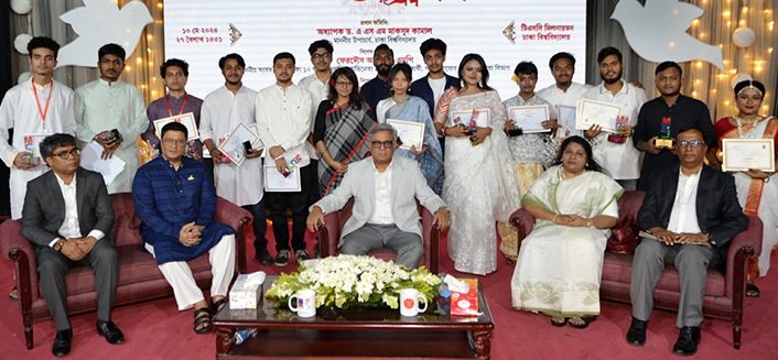 বহিরাগতদের হলে প্রবেশ ঠেকাতে কার্ড পাঞ্চ পদ্ধতি চালু হবে: ঢাবি উপাচার্য