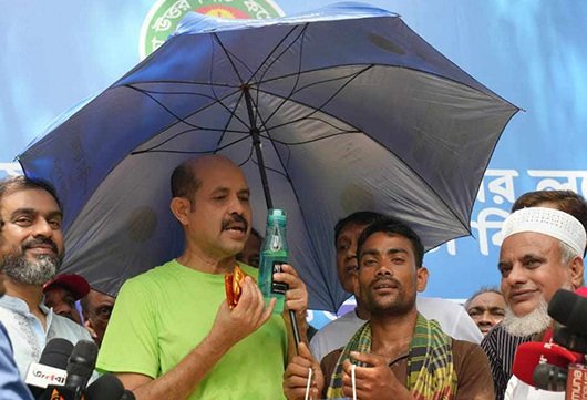 রিকশাচালকদের ছাতা বিতরণ করলেন মেয়র আতিক