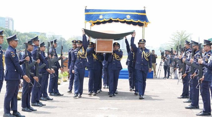 স্কোয়াড্রন লিডার আসিম জাওয়াদকে রাষ্ট্রীয় মর্যাদায় দাফন