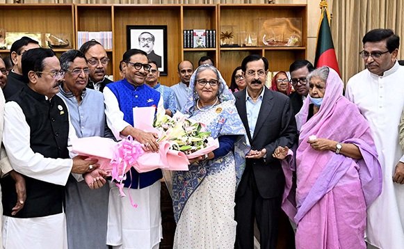 প্রধানমন্ত্রীকে ফুল দিয়ে শুভেচ্ছা ও ভালোবাসা জানিয়েছেন দলের নেতারা