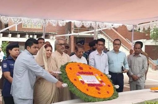 টুঙ্গিপাড়ায় জাতির পিতার সমাধিতে নব নিযুক্ত ৩ বিচারপতির শ্রদ্ধা