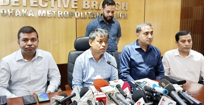 মোবাইল চুরির সঙ্গে সঙ্গে একটি মামলা করবেন: ডিবি প্রধান