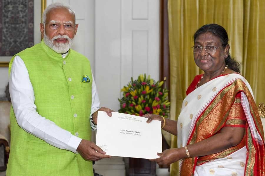 নরেন্দ্র মোদি পদত্যাগপত্র জমা দিলেন রাষ্ট্রপতির কাছে