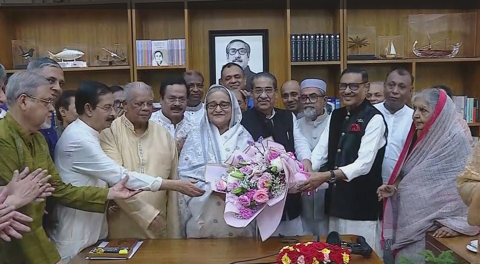 আওয়ামী লীগের নেতাদের সঙ্গে প্রধানমন্ত্রীর ঈদের শুভেচ্ছা বিনিময়