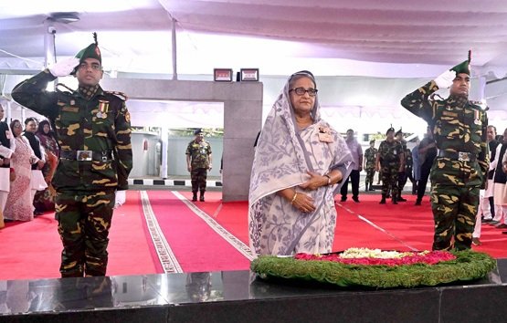 ৬ দফা দিবস উপলক্ষে জাতির পিতার প্রতিকৃতিতে প্রধানমন্ত্রীর শ্রদ্ধা