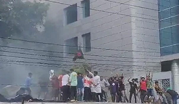 ধানমন্ডির শেখ হাসিনার কার্যালয়ে আগুন