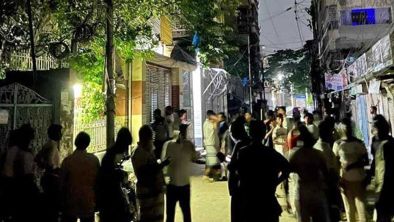 সাবেক স্বরাষ্ট্রমন্ত্রী আছেন’ সন্দেহে বাড়ি ঘেরাও