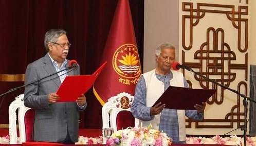অন্তর্বর্তীকালীন সরকারের প্রধান উপদেষ্টা হিসেবে শপথ নিলেন ড. ইউনূস