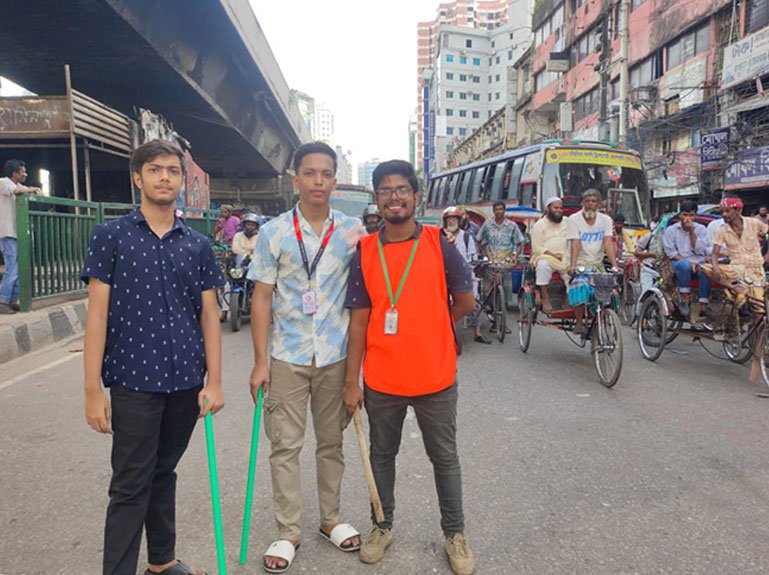 রাজধানীর ট্রাফিক নিয়ন্ত্রণের দায়িত্ব নিয়েছেন শিক্ষার্থীরা