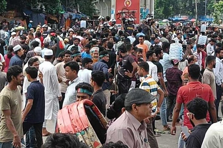 শাহবাগে এখন সাধারণ ছাত্ররা অবস্থান নিয়েছে