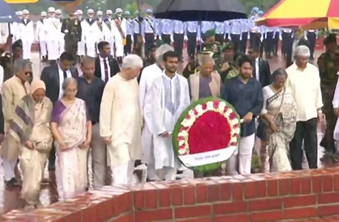 স্মৃতিসৌধে ড. ইউনূসের নেতৃত্বে অন্তর্বর্তী সরকারের উপদেষ্টাদের শ্রদ্ধা